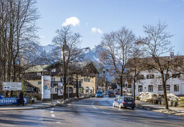 Garmisch-Partenkirchen, Německo-10. ledna: alpské městečko — Stock fotografie