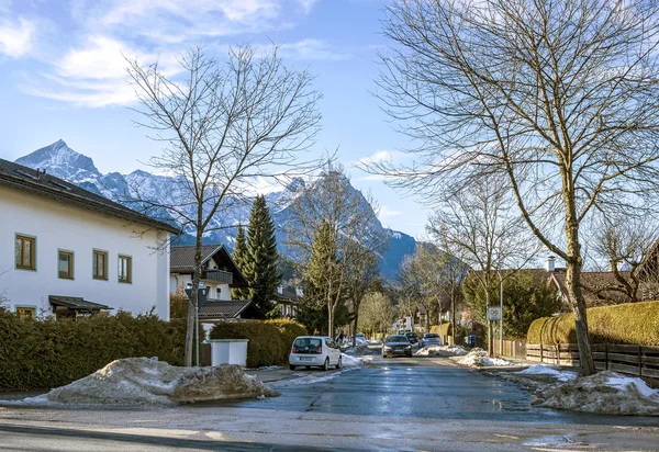 Garmisch-Partenkirchen, Niemcy-10 stycznia: Ulica smal — Zdjęcie stockowe