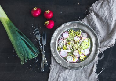 Bahar salatası pırasa, turp ve vintage metal plaka içinde salatalık