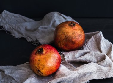 Koyu arka plan üzerinde kırmızı olgun nar