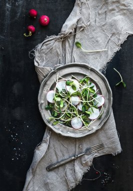 Ayçiçeği lahanası ve turp vintage metal plaka üzerinde rustik koyu boyalı arka plan bahar salatası