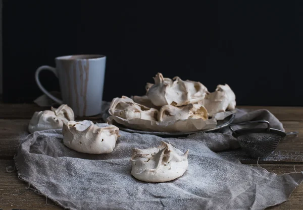 Meringes și cană de ciocolată caldă pe o masă de lemn rustic. Fundal negru — Fotografie, imagine de stoc