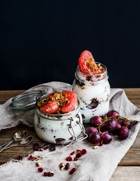 Yogur y granola de avena con uvas, granada, pomelo en t — Foto de Stock