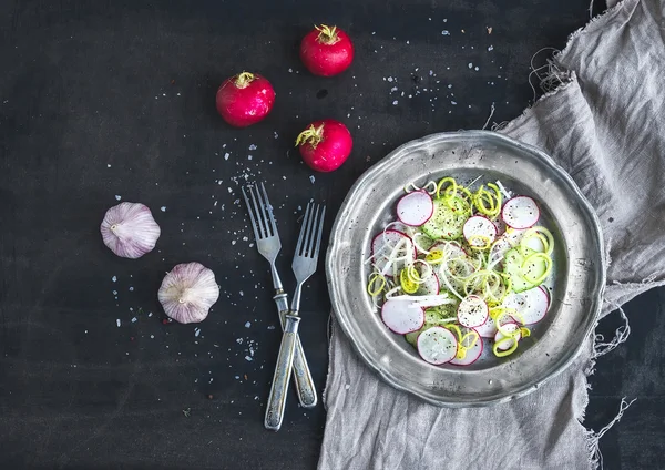 Spring salad with leek, radish and cucumber in vintage metal plate — Stock Photo, Image