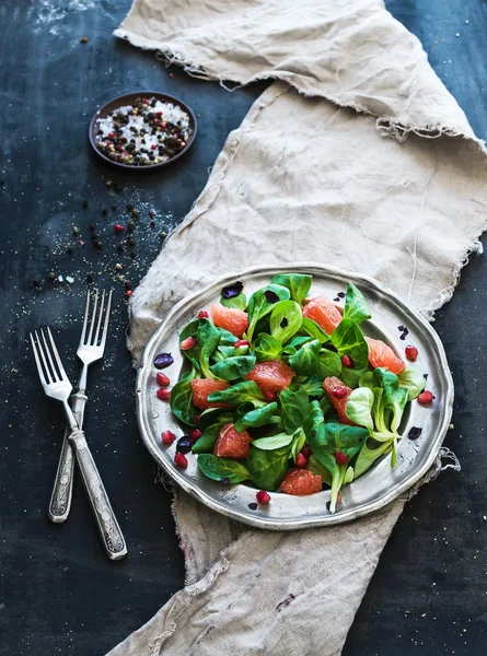 Spring salad with lamb's lettuce, grapefruit, garnet and walnuts in vintage metal plate — Stock Photo, Image