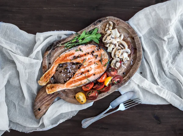 Grillezett lazac steak, friss fűszernövények, pirított gombával, cseresznye — Stock Fotó