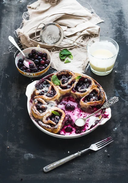 Blueberry buns with fresh mint and creamy sauce on dark backdrop — Stock Photo, Image