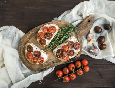 Sandviç brushtta kavrulmuş domates, peynir ile,