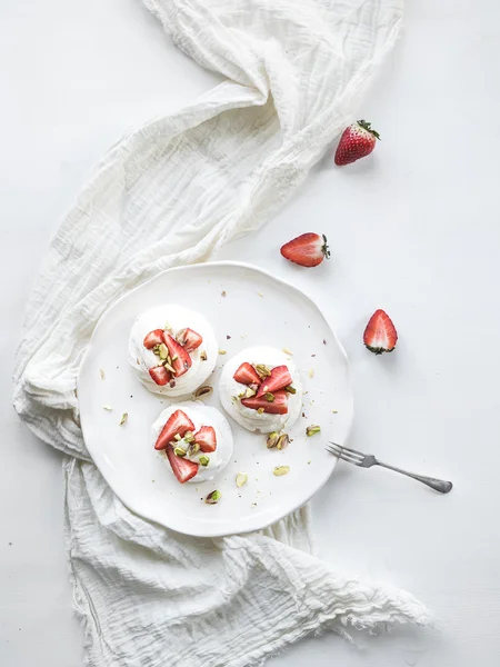 Küçük çilek ve fıstık pavlova beze pasta ile mascarpone krema, beyaz zemin üzerine taze nane — Stok fotoğraf