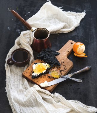 Kahvaltı Seti. Mandalina marmelade ve mascarpone peyniri, taze kahve karanlık grunge zemin üzerinde siyah ekmek tost