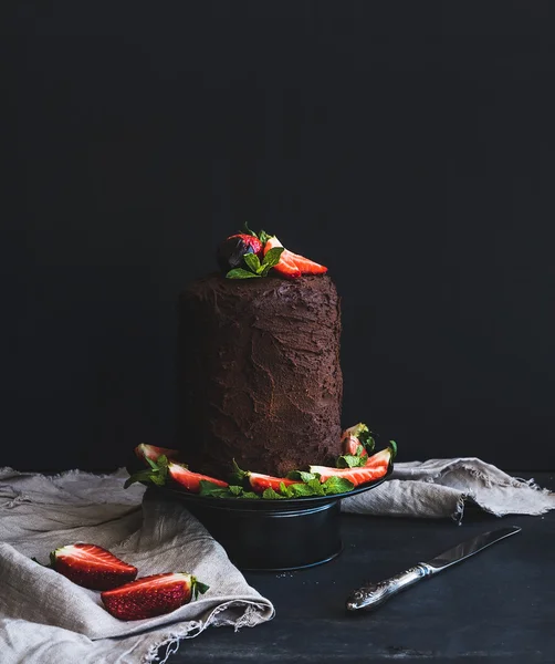 เค้กช็อคโกแลตสูงกับสตรอเบอร์รี่ พื้นหลังมืด — ภาพถ่ายสต็อก