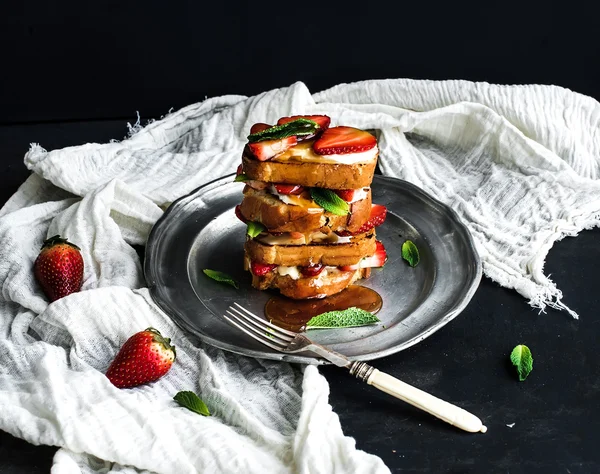 Tour de pain grillé à la fraise, fromage à la crème, miel et menthe — Photo