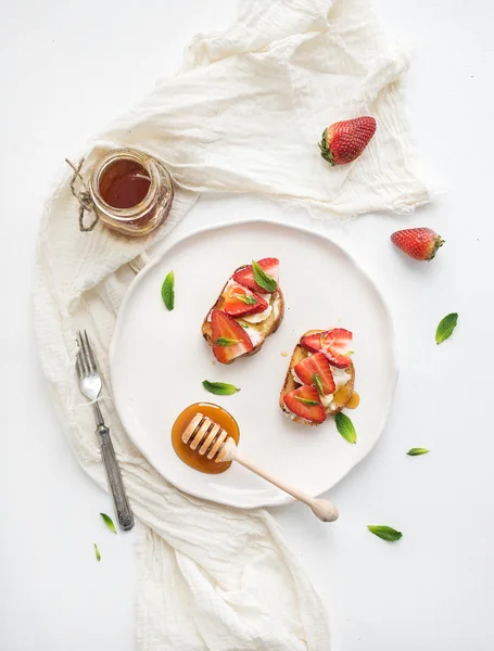 흰색 배경 위에 빛 세라믹 접시에 박하, 꿀, 크림 치즈, 딸기 프렌치 토스트 — 스톡 사진