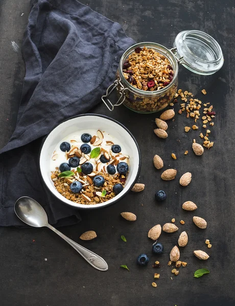 Pequeno-almoço saudável. Granola de aveia com mirtilos frescos, amêndoa, iogurte e hortelã em uma tigela de metal rústico — Fotografia de Stock