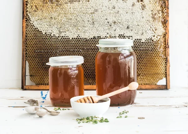 A méz, a fehér rusztikus fából készült asztal lépek a hátteret a tégelyek — Stock Fotó