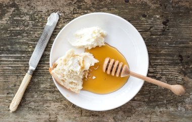 Tradirional Balkan Kahvaltı Seti: kaymak veya tereyağı kremi, flatbre