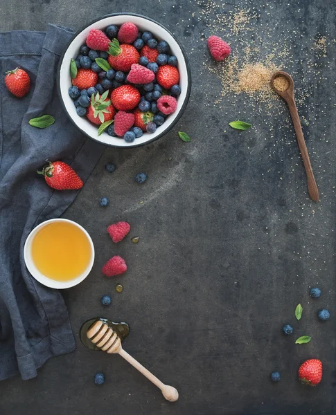 Berry frame with copy space on right. Strawberries, raspberries, blueberries and mint leaves, dark grunge background — Stock Photo, Image