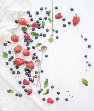 Berry çerçeve kopya alanı sağ ile. çilek, ahududu, yaban mersini ve nane yaprakları, Beyaz ahşap zemin