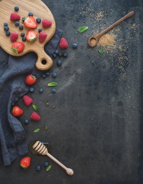 Berry çerçeve kopya alanı sağ ile. çilek, ahududu, yaban mersini ve nane yaprakları, karanlık grunge arka plan