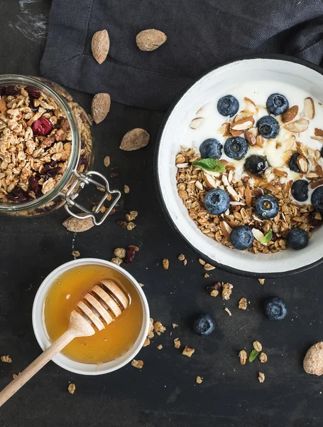Zdravá snídaně. ovesné müsli s čerstvými borůvkami, mandle, jogurtem a mátou v rustikální kovové misce — Stock fotografie