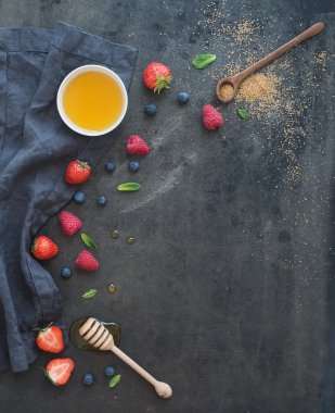 Berry çerçeve kopya alanı sağ ile. çilek, ahududu, yaban mersini ve nane yaprakları, karanlık grunge arka plan