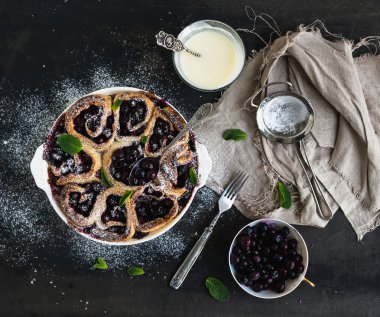 Yaban mersinli çörek taze nane ve koyu zemin üzerine krem sos ile