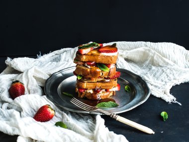 Çilek, krem peynir, bal ve nane ile Fransız tost kule