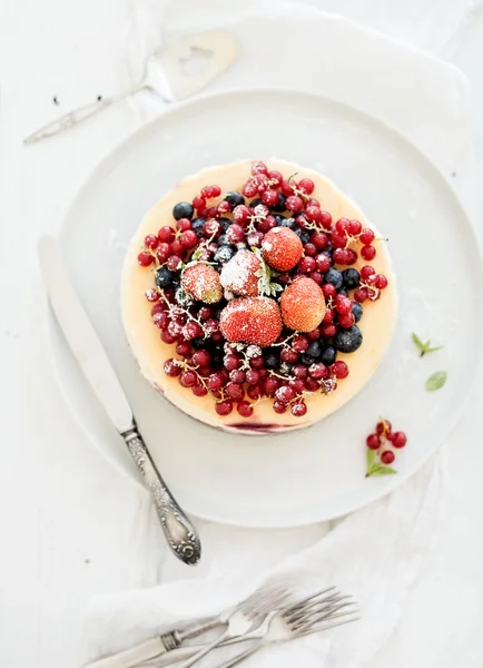 Torta di formaggio con bacche da giardino fresche sulla superficie del tavolo in legno bianco. Focus selettivo — Foto Stock