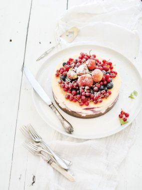 Cheesecake taze Bahçe meyveleri üst üzerinde beyaz ahşap masa yüzeyi tarih ile. Seçici odak
