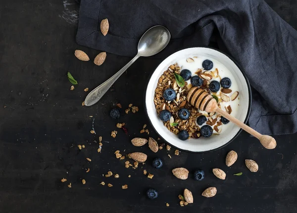 Egészséges reggeli. zab granola, friss áfonya, mandula, joghurt, menta egy rusztikus fém tálban — Stock Fotó