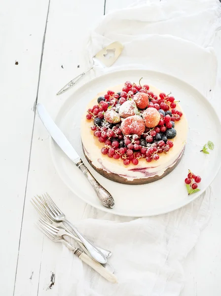 白い木製テーブル表面上庭フレッシュベリーとチーズケーキ。選択と集中 — ストック写真