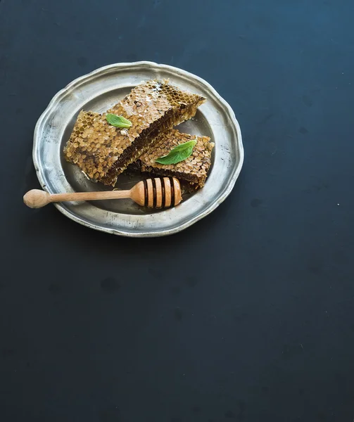 Κηρήθρα με μέλι Άρκτος στο vintage ασημένιο πιάτο πάνω από το μαύρο φόντο, κάτοψη — Φωτογραφία Αρχείου