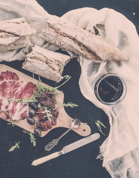 Французский багет, овощи и копченое мясо — стоковое фото