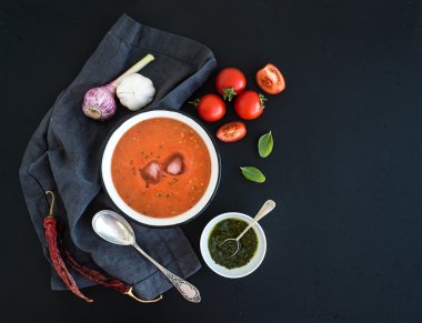 Rustik metal kapta Gazpacho çorbası
