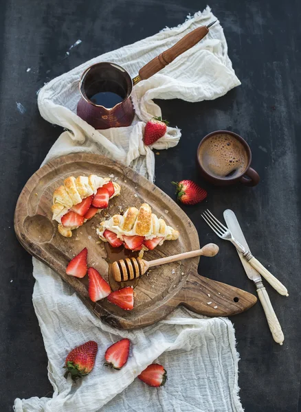 딸기와 갓 구운된 크루아상 — 스톡 사진