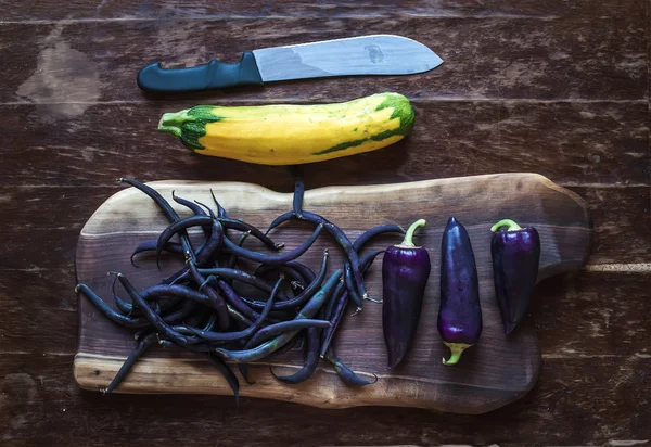 Chilli papričky, fazole a žlutou cuketou — Stock fotografie