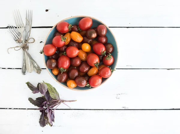 Cherry tomatoes in blue ceramic bowl, — Stock Photo, Image