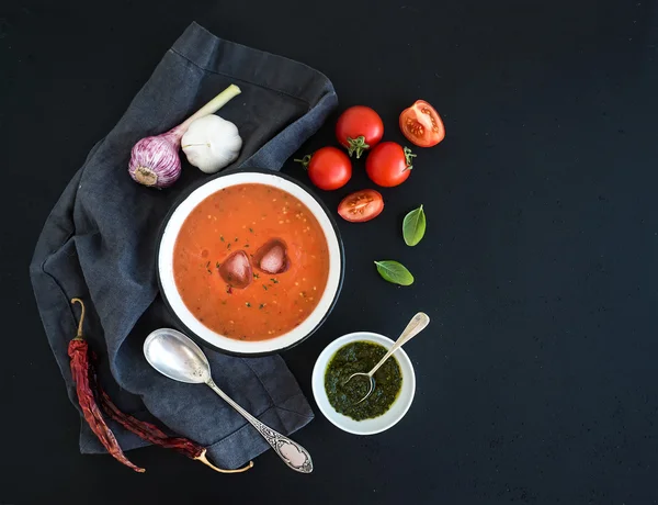 Zupy gazpacho w stylu rustykalnym metalowej misce — Zdjęcie stockowe