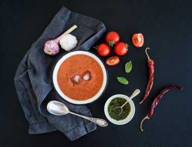 Rustik metal kapta Gazpacho çorbası