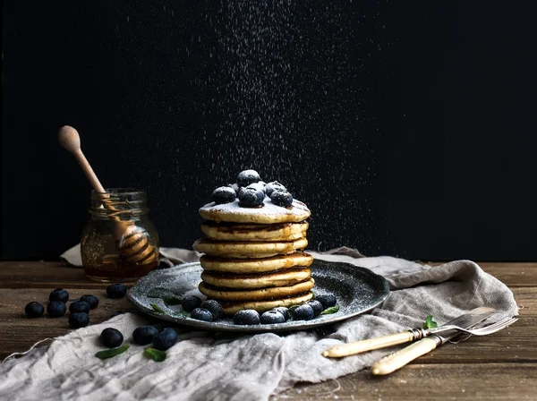 Pfannkuchenturm mit frischen Blaubeeren — Stockfoto