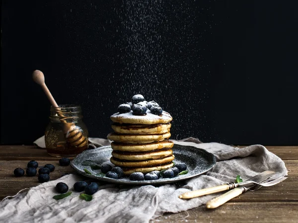 Torre de tortitas con arándanos frescos — Foto de Stock