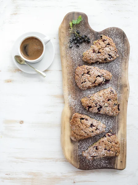 Frische Scones aus schwarzen Johannisbeeren — Stockfoto