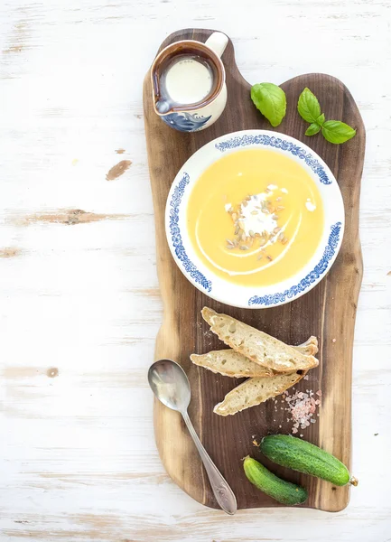 Kürbissuppe mit Sahne, frischem Basilikum — Stockfoto