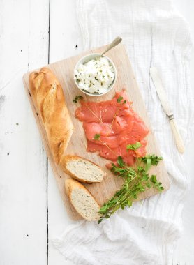 Salmon, fresh parsley with baguette