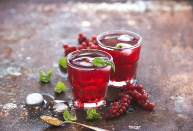 Red berries lemonade with ice and mint
