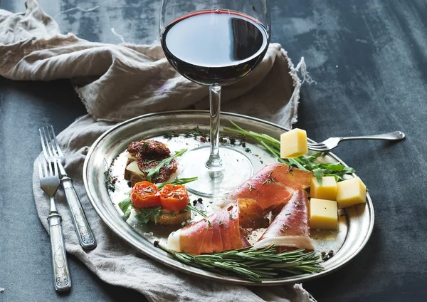 Wine appetizer set. Glass of red wine — Stock fotografie