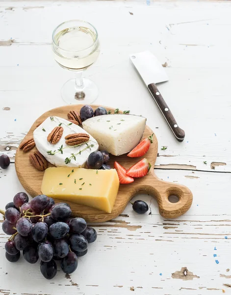 Cheese appetizer selection or wine snack — Stock Photo, Image