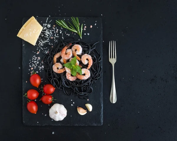 Black pasta spaghetti with shrimps — Φωτογραφία Αρχείου