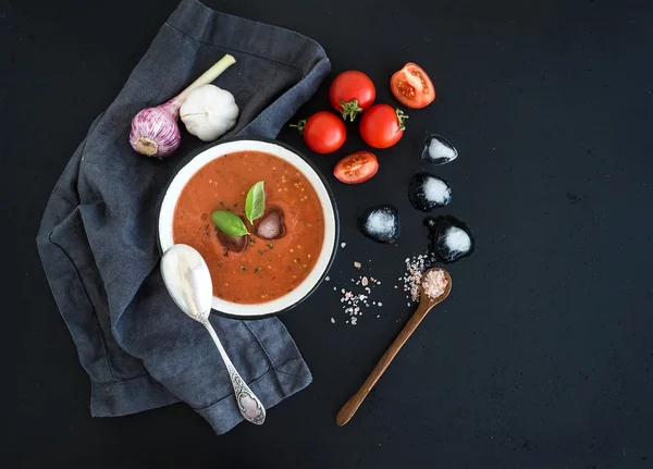 Metal bowl with fresh tomatoes — Zdjęcie stockowe