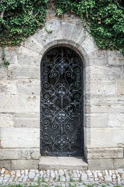 Antigua puerta medieval de metal negro — Foto de Stock